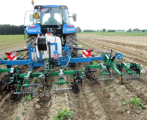  Obr. 2: Ověřování pracovních nástrojů na likvidaci plevelů při vzcházení brambor