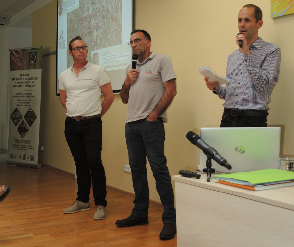 Zkušenosti s regenerativním způsobem hospodaření ve Francii prezentoval agroporadce Antonio Pereira (uprostřed) a farmář Gaëtan Bouchot (vlevo)